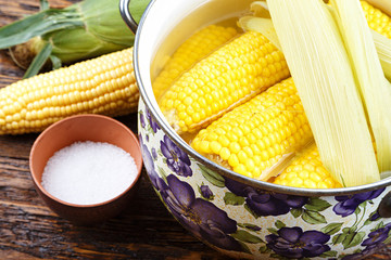 Cooked and raw corncobs
