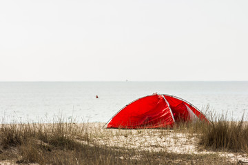 Campeggio al mare, tenda rossa