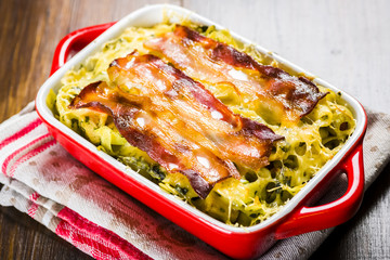 Roasted pasta with spinach and bacon