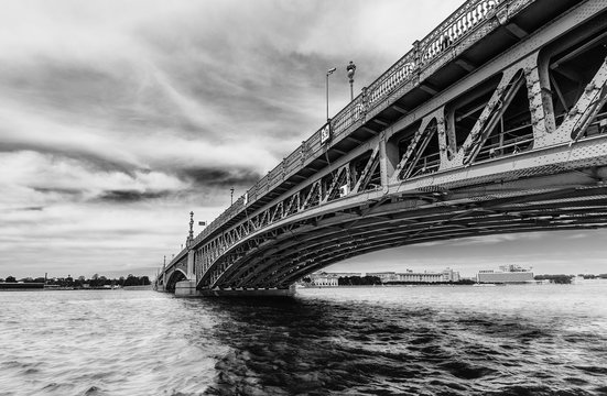 Fototapeta Trinity Bridge in Saint Petersburg (Russia) in black and white tones