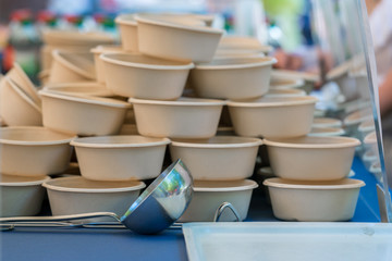 Suppenschüsseln werden mit Suppen und Eintopf gefüllt