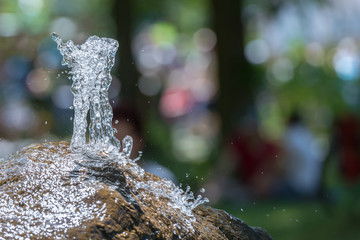 Sprudelnde Wasserquelle aus einem Naturstein Springbrunnen