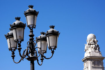 Fototapeta na wymiar lampadaire devant le monument de miguel de cervantes, madrid