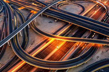 Naklejka premium Niezwykła arteria prowadząca do Abu Zabi. Dubaj, Zjednoczone Emiraty Arabskie.