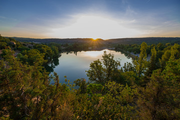 Fototapeta na wymiar Lever de soleil sur le lac de Quinson, Provence, France.