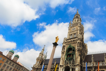 Rathaus München mit Mariensäule und Türmen der Frauenkirche
