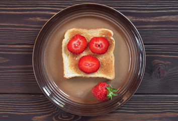 Toasted bread with strawberries