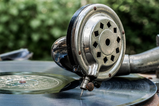 Tragbares Grammophon aus den 1920ern mit Schellackplatte und eingebautem Lautsprecher im Tonarm