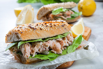 Sandwich with tuna and capers