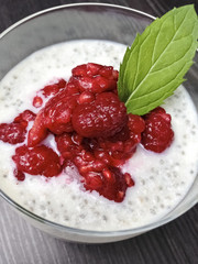 Superfood Chia-Pudding mit Himbeeren und Minze von oben