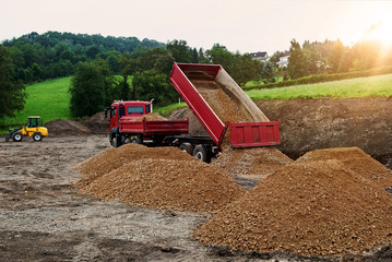 Baustelle - LKW liefert Schotter auf eine Baustelle