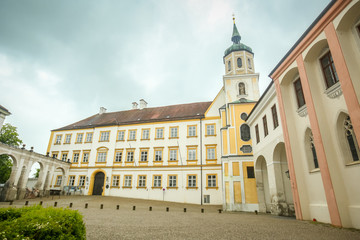 Obraz premium A view of the bishops castle and the belfry of Saint Mary and Corbinian Cathedral in Freising, Germany.