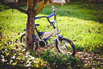 Bicycle leaning, Very shallow depth of field shot against the sun, minimal chromatic aberrations