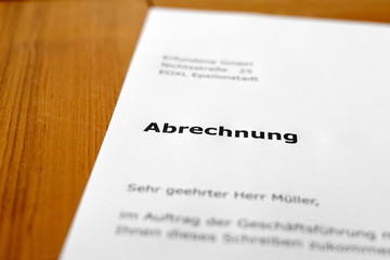 Obraz premium A letter on a wooden table - overhead