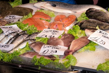 Fischmarkt an der Rialto-Brücke in Venedig