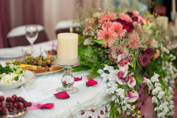 Wedding table decoration with pink peonies and carnations