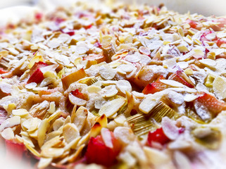 Erdbeer-Rhabarber-Kuchen und Mandeln mit Puderzucker Makro