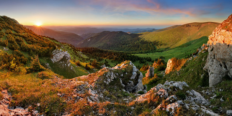 Naklejka premium Krajobraz górski zachód słońca panorama na Słowacji, Suchy szczyt
