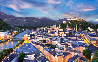 Obraz premium Historyczne miasto Salzburg z twierdzą Hohensalzburg o zmierzchu, Salzburger Land, Austria