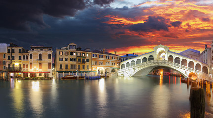 Ponte Rialto and gondola at sunset in Venice, Italy - obrazy, fototapety, plakaty