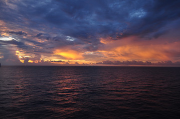 Atardecer puesta de sol alta mar