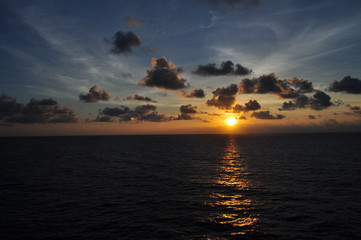 Fototapeta na wymiar Atardecer puesta de sol alta mar