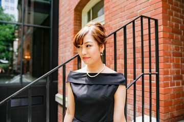都会を歩く可愛い女性