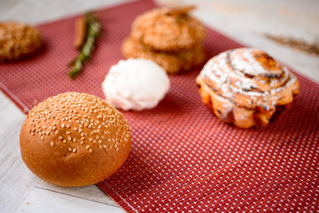Obraz na płótnie Canvas bun with sesame seeds on wooden table