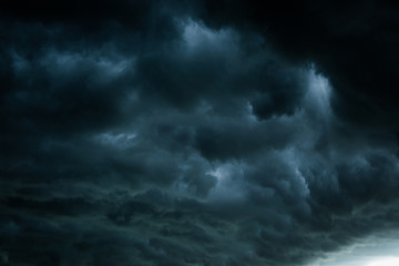 Zwarte wolk en onweer voor regenachtig, dramatische zwarte wolken en donkere lucht