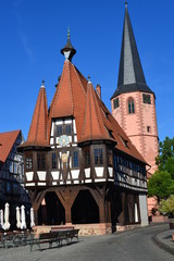 Obraz premium Altes Rathaus und Stadtkirche in Michelstadt Südhessen Odenwaldkreis