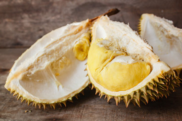 Obraz premium Durian on a wooden background.
