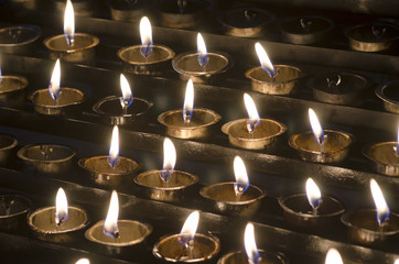 VELAS ENCENDIDAS EN CATEDRAL IGLESIA