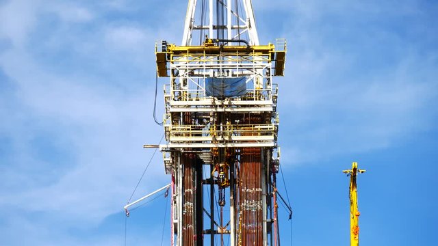 Top Drive System (TDS) Spinning for Oil Drilling Rig - Oilfield Industry
