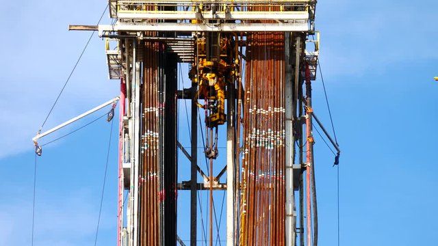 Top Drive System (TDS) Spinning for Oil Drilling Rig - Oilfield Industry
