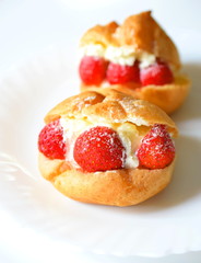 イチゴのシュークリーム