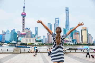 Photo sur Plexiglas Shanghai Personne heureuse de succès avec des bras contre l& 39 horizon de Changhaï sur le Bund. Concept de voyage en Chine ou mode de vie urbain. Bonheur des gens vivant en bonne santé dans la ville moderne. Défi de but gagnant femme.