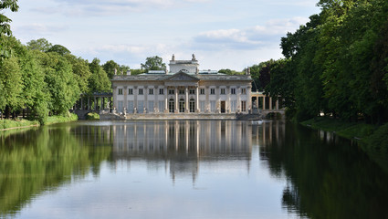 Fototapeta na wymiar Classic beauty - royal palace in Warsaw