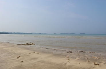 砂浜と海と空