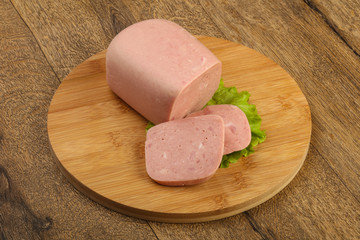 Ham over salad leaves