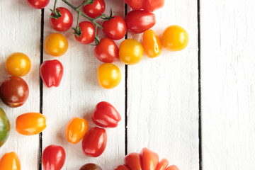 verschiedene bunte Tomaten gelb rot Tisch Holz Overhead Top View