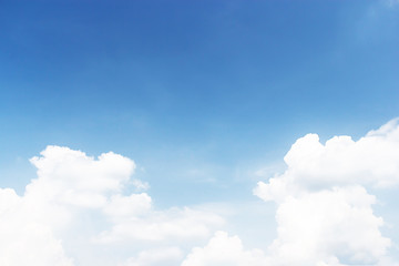 Obraz premium Soft white clouds against blue sky background and empty space for your design