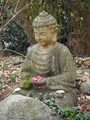 Buddha Statue mit Blumen