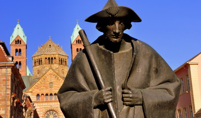 Statue Jakobspilger mit dem Dom von Speyer im Hintergrund