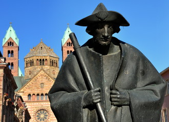 Statue Jakobspilger mit dem Dom von Speyer im Hintergrund