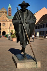 Statue Jakobspilger mit dem Dom von Speyer im Hintergrund