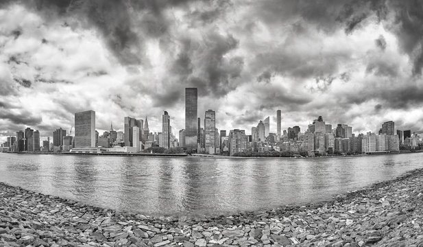 Fototapeta Black and white Manhattan panorama seen from Roosevelt Island, New York City, USA.