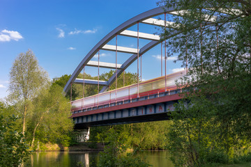 Langzeitbelichtung S-Bahn Brücke Hennigsdorf mit fahrender S-Bahn