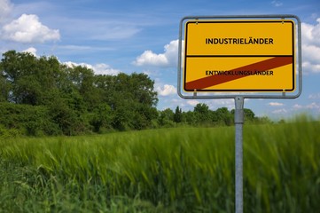 ENTWICKLUNGSLÄNDER - INDUSTRIELÄNDER - Bilder mit Wörtern aus dem Bereich Hungersnot, Wortwolke,...