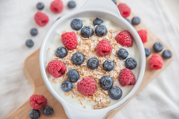 Joghurt mit Müsli und Beeren 
