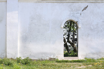 narrow arch in the white wall